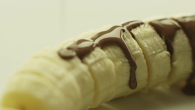 液体巧克力覆盖在香蕉片上视频素材