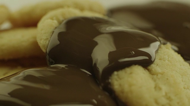 液体巧克力覆盖在一堆饼干上视频素材