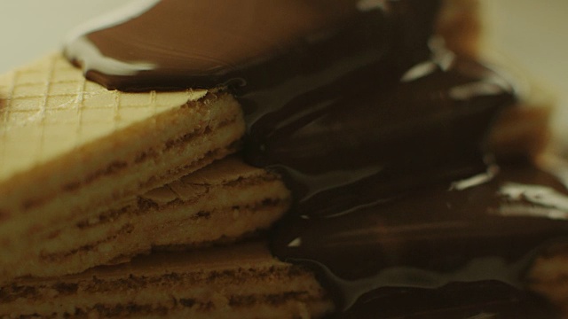 液态巧克力覆盖在脆皮华夫饼上视频素材