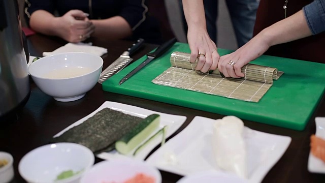 厨师手卷寿司的特写视频素材