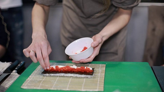 女厨师正在填充日本寿司卷视频素材