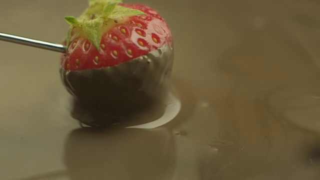 草莓蘸巧克力视频素材
