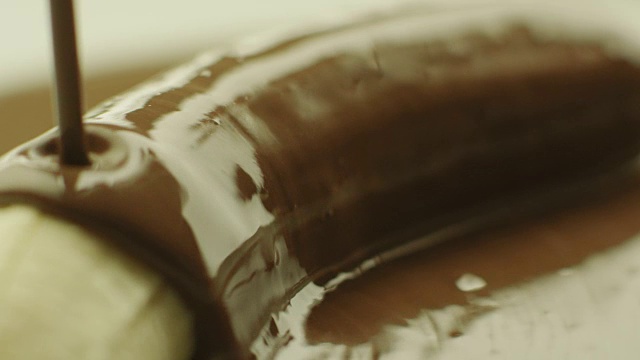 液体巧克力覆盖香蕉视频素材