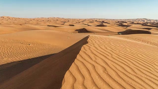 阿拉伯沙漠，迪拜，阿联酋，日出时的沙丘视频素材
