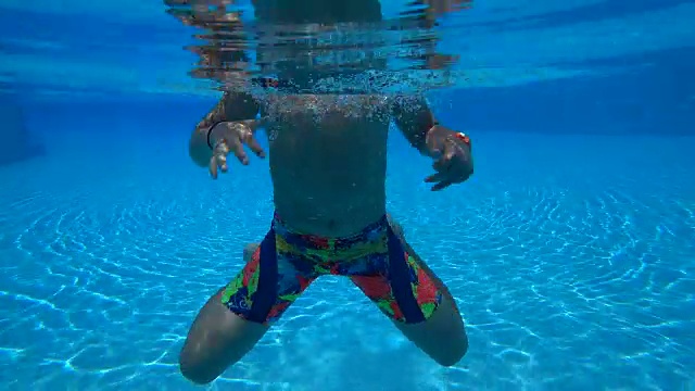 快乐的孩子在泳池里度过暑假视频下载