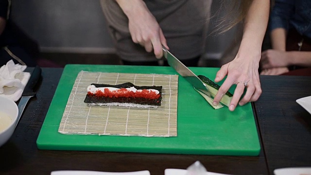制作寿司和寿司卷的过程视频素材