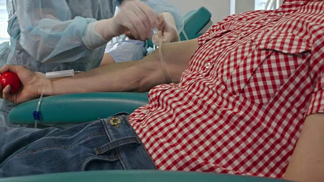 护士为病人抽取静脉血视频下载
