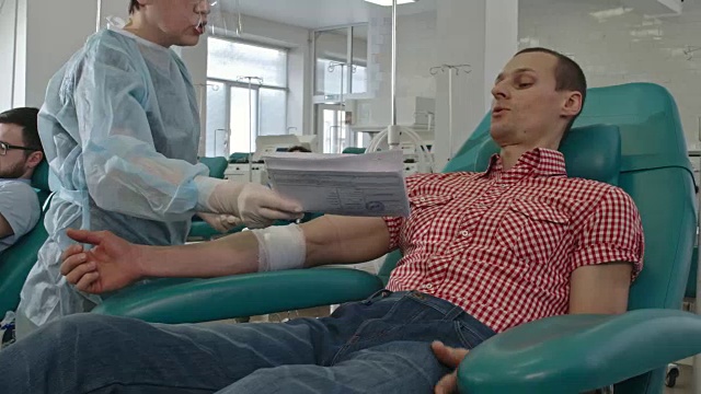 男子阅读血库捐献者协议视频下载