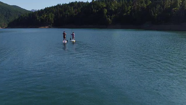 航拍的一对划桨站立板视频素材