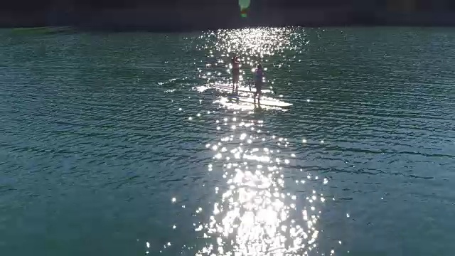 航拍的一对划桨站立板视频素材