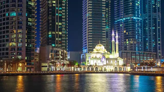迪拜码头，摩天大楼之间的白色清真寺视频下载