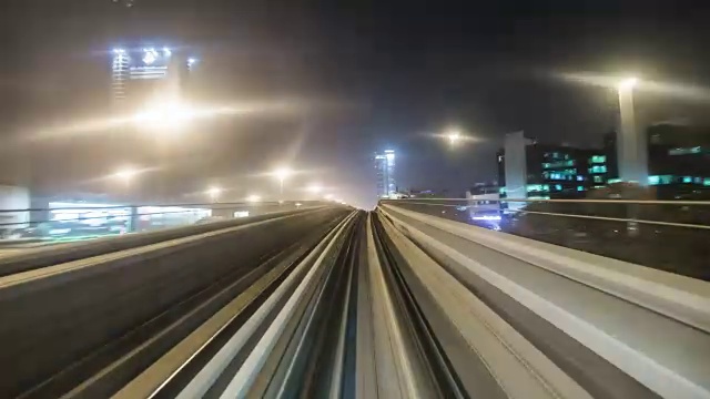 火车正在接近和进入地铁站迪拜是一个城市和阿拉伯联合酋长国的酋长国视频素材
