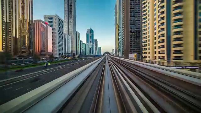 乘坐无人驾驶的高架轨道地铁系统，沿着谢赫扎耶德公路行驶视频素材