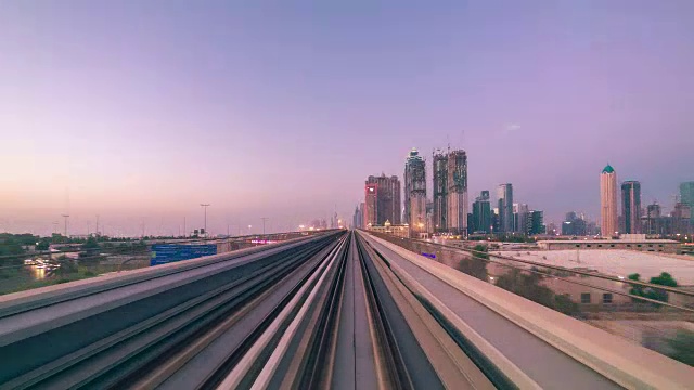 在阿联酋迪拜的全自动化地铁网络的旅程。透过前窗的景色。迪拜是阿拉伯联合酋长国的一个城市和酋长国视频素材