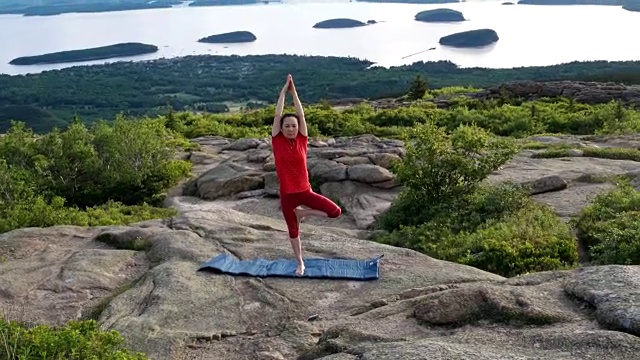 山顶上的瑜伽视频下载