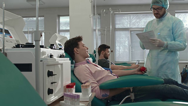 医生准备献血者的血液采集程序视频下载