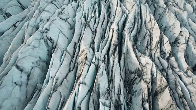 鸟瞰图的白色冰川与黑色的灰烬山脊。冰岛国家公园的风景冰山视频素材
