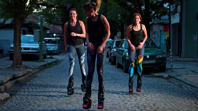 慢镜头拍摄三个女孩在户外跳鞋训练或锻炼视频下载