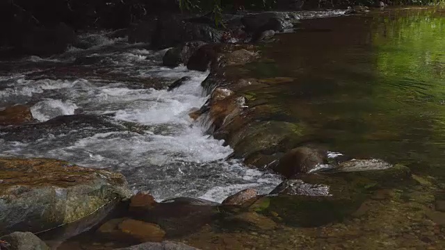 热带雨林中的瀑布。视频素材