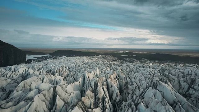 冰岛国家公园冰谷的风景鸟瞰图。无人机飞过白色的瓦特纳冰川视频素材