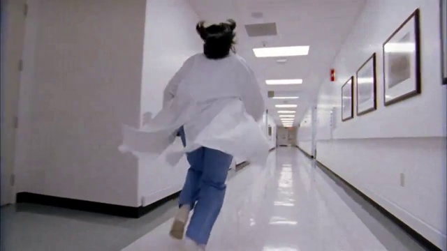 低角度长镜头拍摄慢镜头医生穿着手术服跑下医院走廊/转弯视频下载