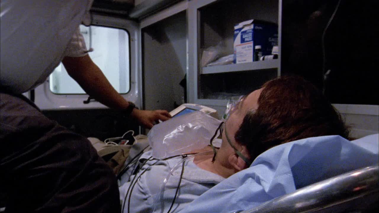 中枪急救人员将病人从轮床上抬出/医生将他推入医院视频下载