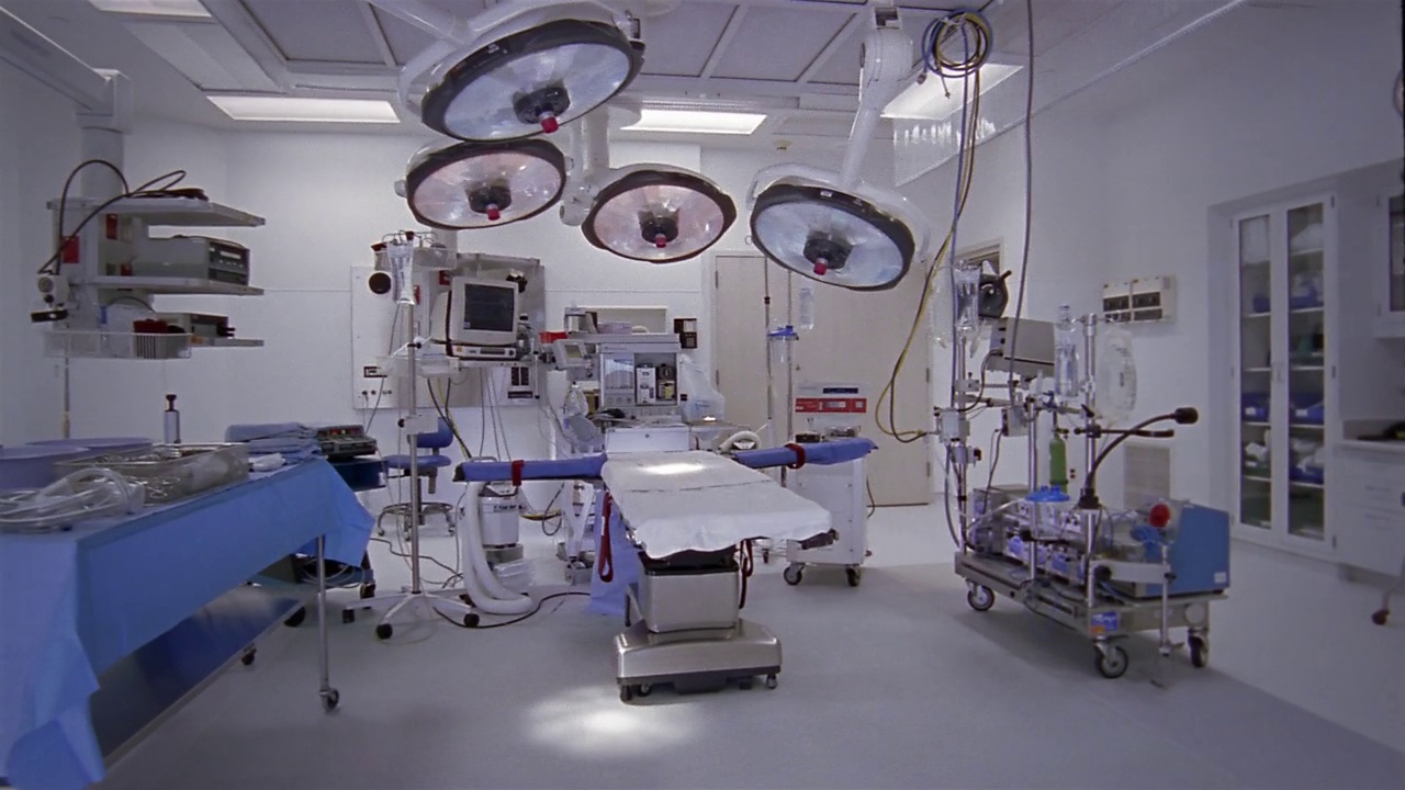 大镜头摄影车拍摄手术台及手术室设备视频下载