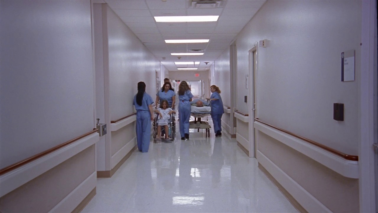 医务人员和病人在繁忙的医院走廊里视频素材