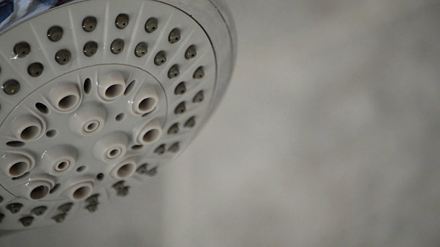 淋浴龙头开着喷出浴缸中的水的细节视频下载