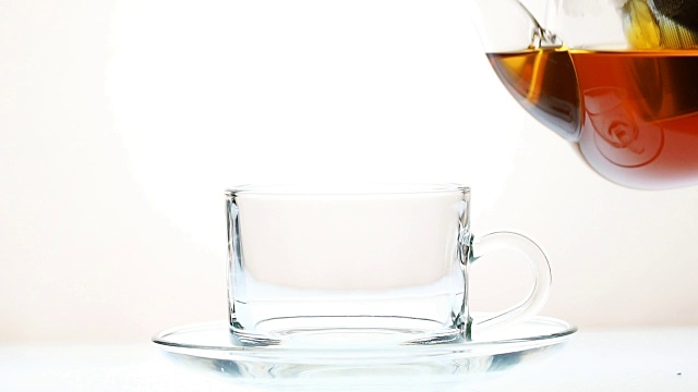 用慢动作将热茶倒入玻璃杯中视频素材