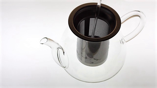 用慢动作将热水倒入玻璃茶壶中视频素材