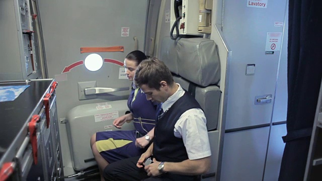 机组人员在起飞前将座位带上飞机视频素材