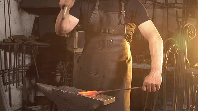 近景幻灯片的铁匠谁形状热偷与一个锤子视频下载
