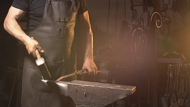 铁匠锻造金属的慢动作视频素材