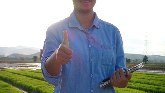 特写的亚洲农民是大拇指的伟大成果在农业领域视频下载