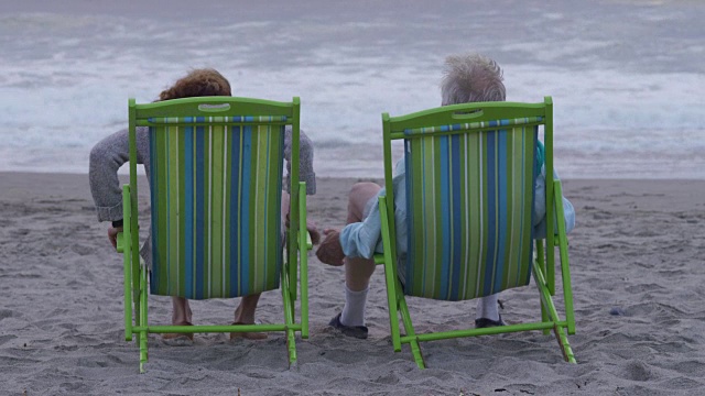一对老年夫妇要去海滩视频素材
