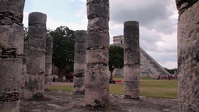 玛雅城市的金字塔和石柱视频素材