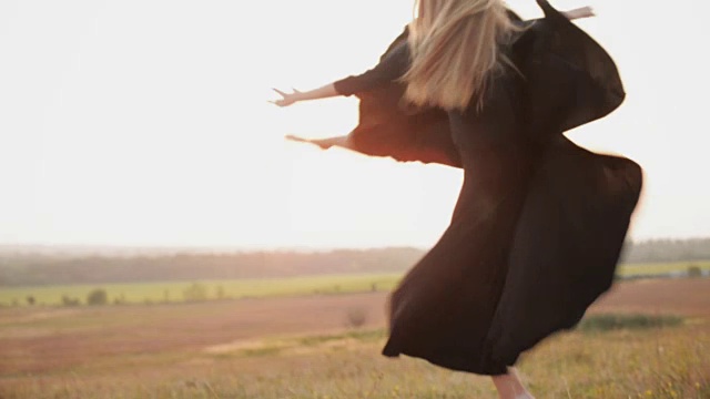 芭蕾舞者在夕阳下摆姿势，剪影概念视频下载
