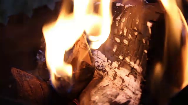 近距离的纸燃烧在火焰视频素材