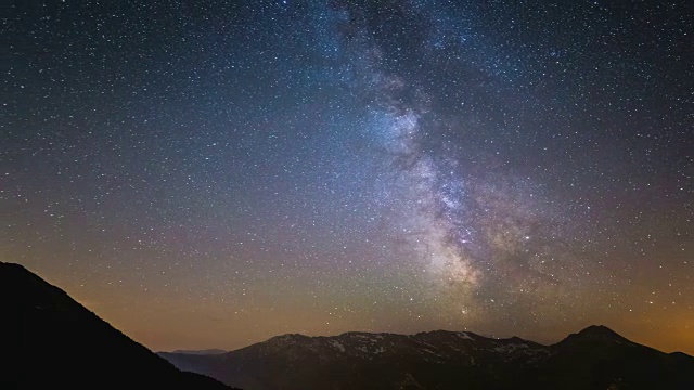 阿尔卑斯山上繁星点点的银河，时光流逝。视频素材