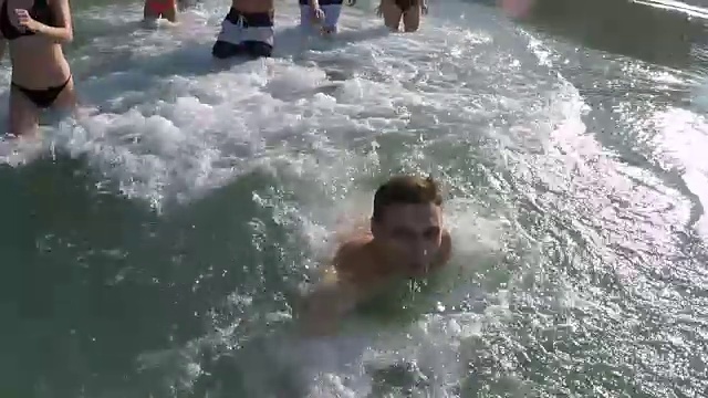 人们在水中跑步POV，快乐微笑的游客游泳，青年男女假日视频素材