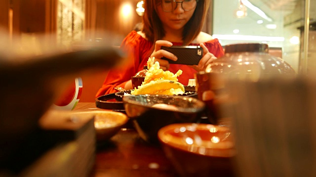 在日本餐馆吃天妇罗的女人视频下载