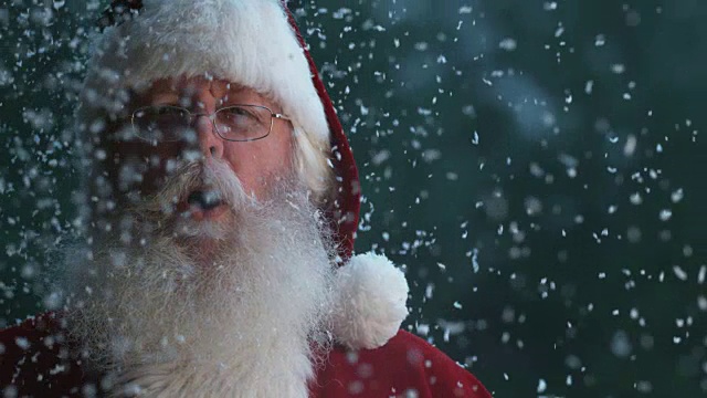 圣诞老人随着雪花缓缓飘落视频素材