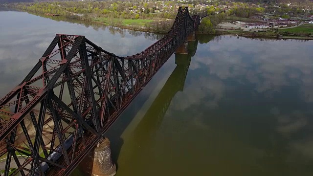 宾夕法尼亚州西部俄亥俄州河上铁路桥上的火车鸟瞰图视频下载