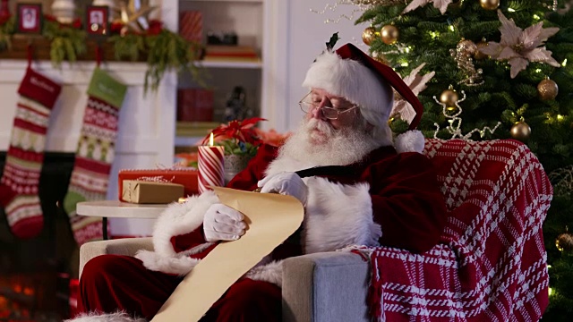 圣诞老人写在单子上视频素材