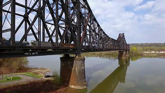 火车在铁路桥上缓慢前进的空中吊杆视频下载