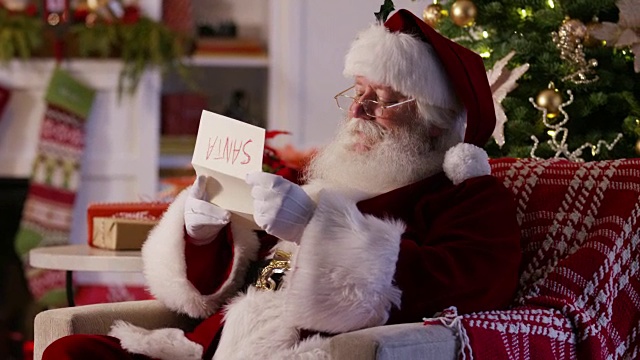 圣诞老人读着孩子的信视频素材