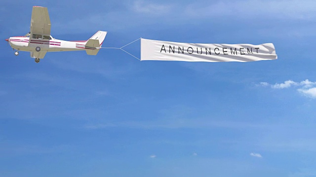 小螺旋桨飞机拖横幅与公告标题在天空视频下载