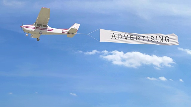 小螺旋桨飞机拖曳横幅与广告标题在天空视频下载