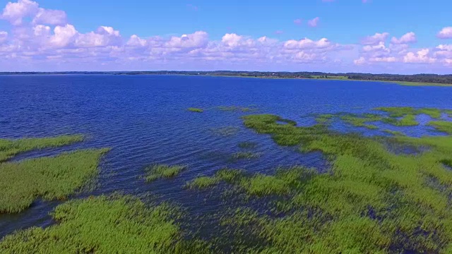拉脱维亚拉兹纳湖和国家公园的鸟瞰图视频素材